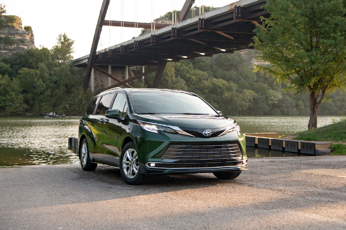 2021 Sienna Limited AWD Cypress Green 018 Copy 1200x800 1