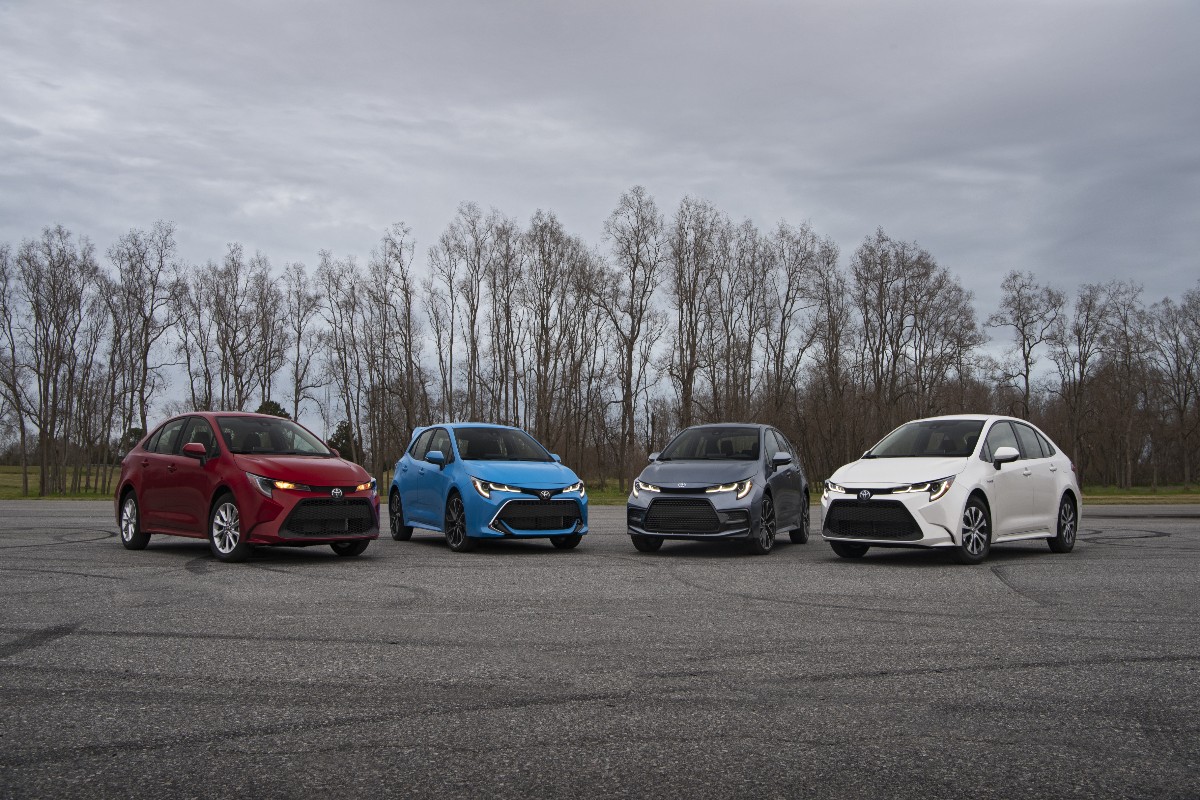 2020 Corolla GroupShot 02 D1200x800