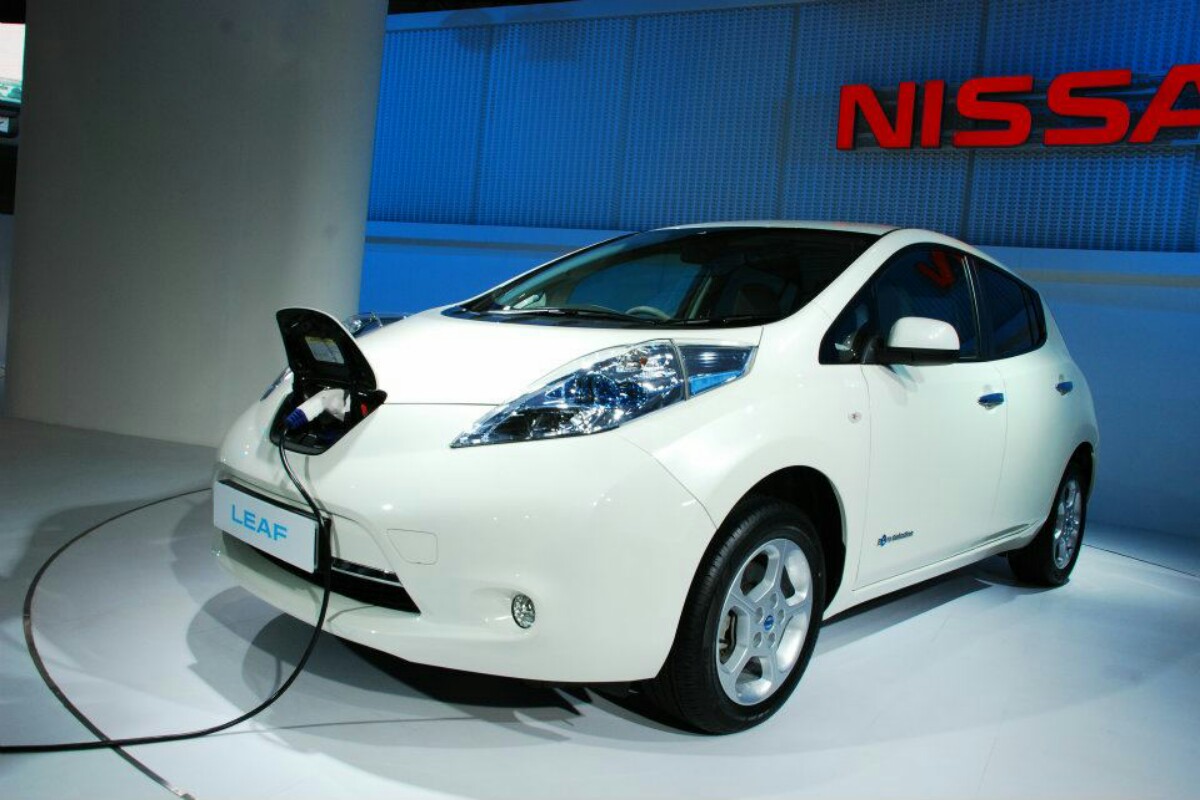 Nissan Leaf 100 percent Electric Car 1200x800